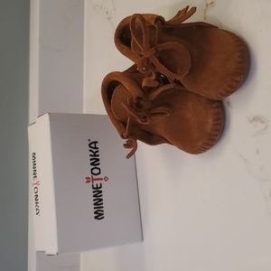Minnetonka infant size 4 moccasins